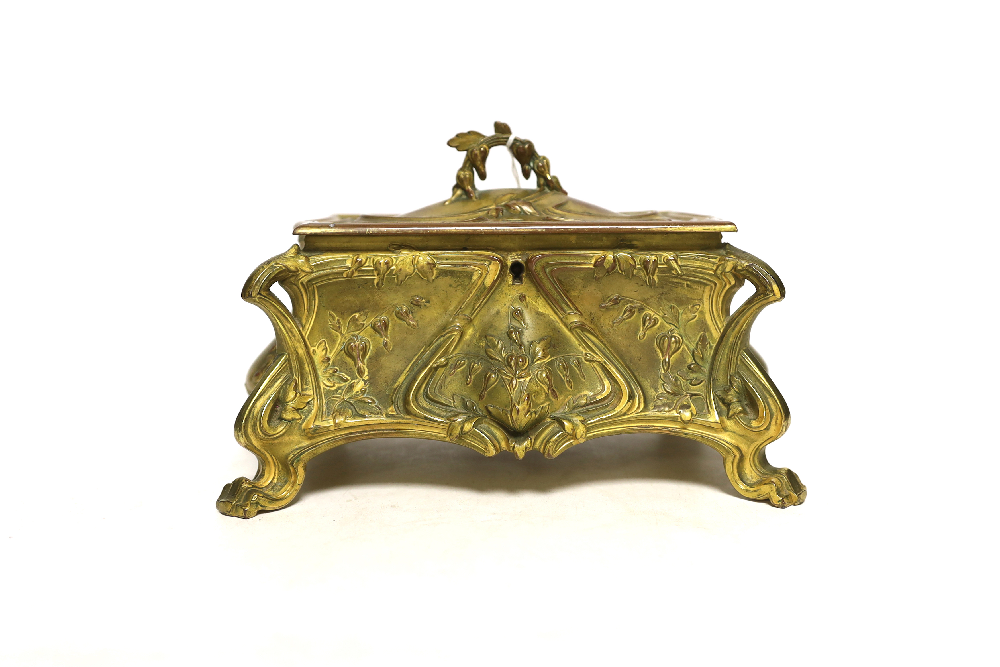An Art Nouveau gilt metal jewellery casket with padded lining, 23cm wide